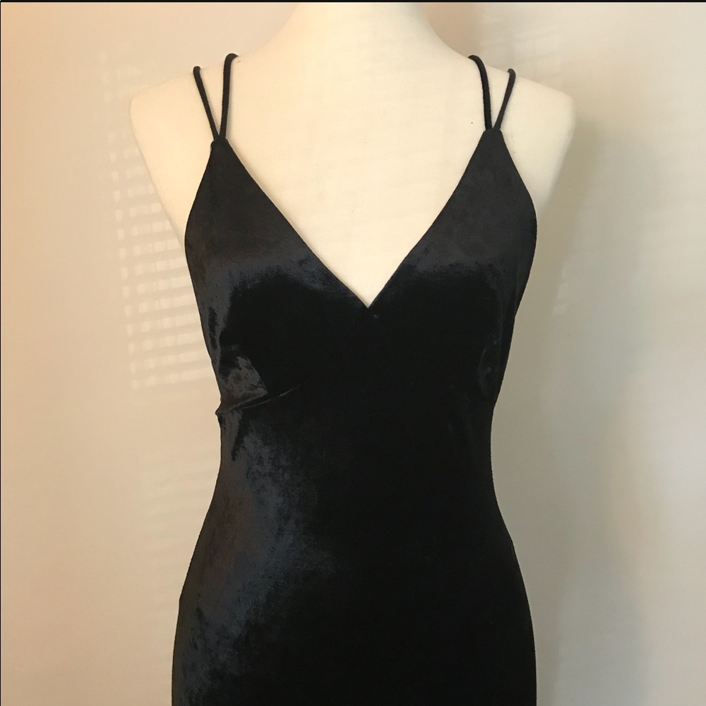 Elegant🌹 Black Velvet Dress🥂 - Picture 4 of 7